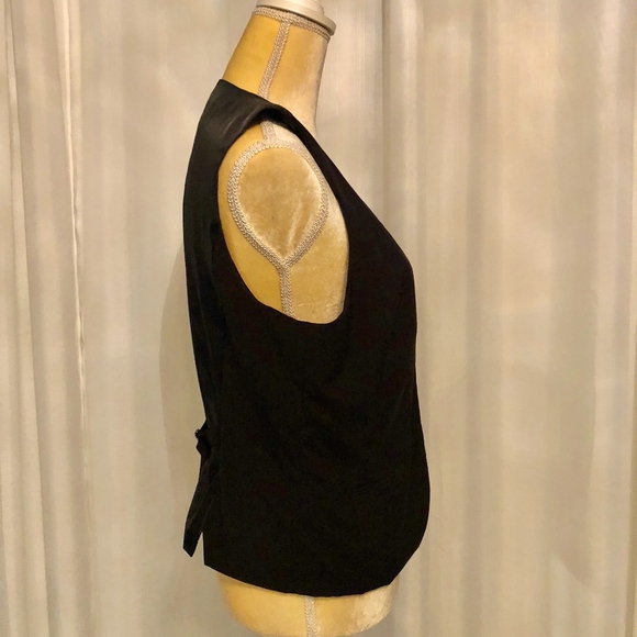 VEST - Picture 3 of 8